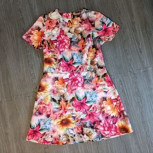 Beautiful Alexia Admor short sleeve pink floral dress. Medium, zipper closure.